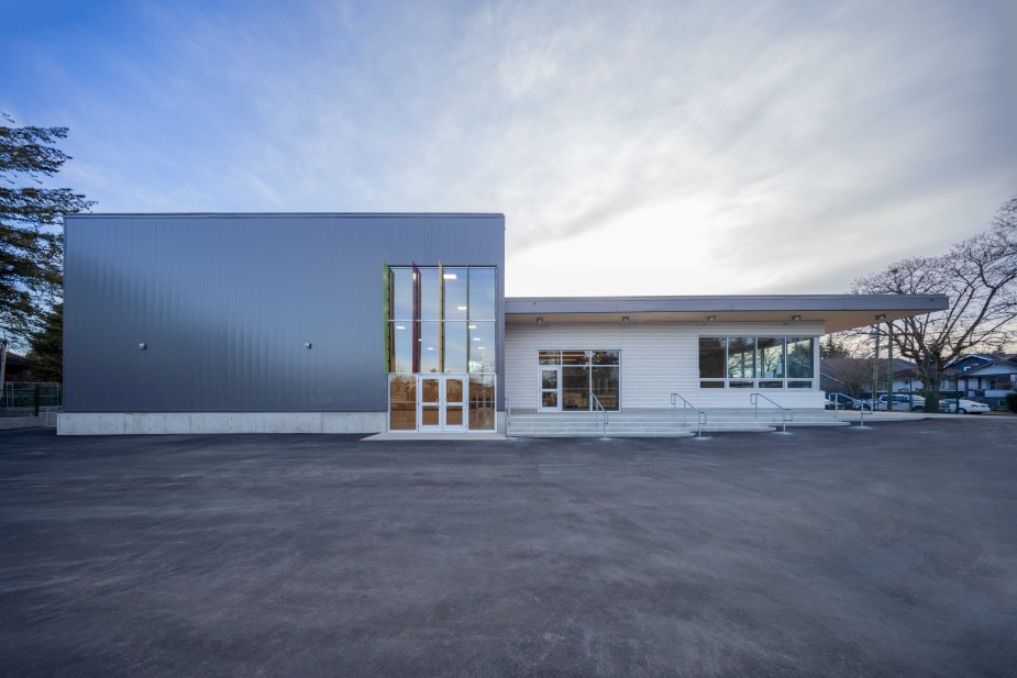 This exterior photo of Bayview Elementary School shows a cross laminated timber overhang.