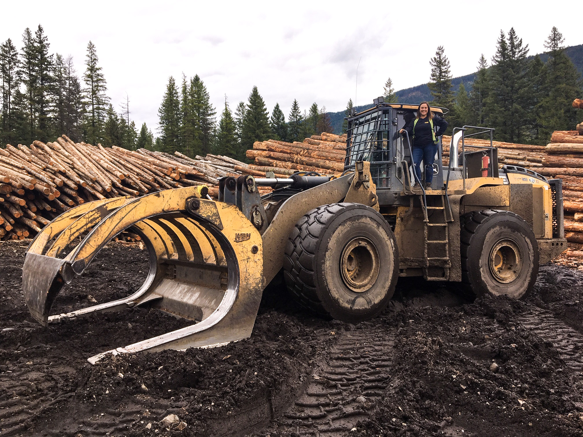 Kalesnikoff Lumber and Mass Timber facility employee action shot at the sawmill